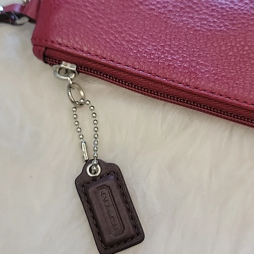 COACH Red Pebbled Leather Small Zippered Turn Lock‎ Preppy Wristlet Wallet Bag